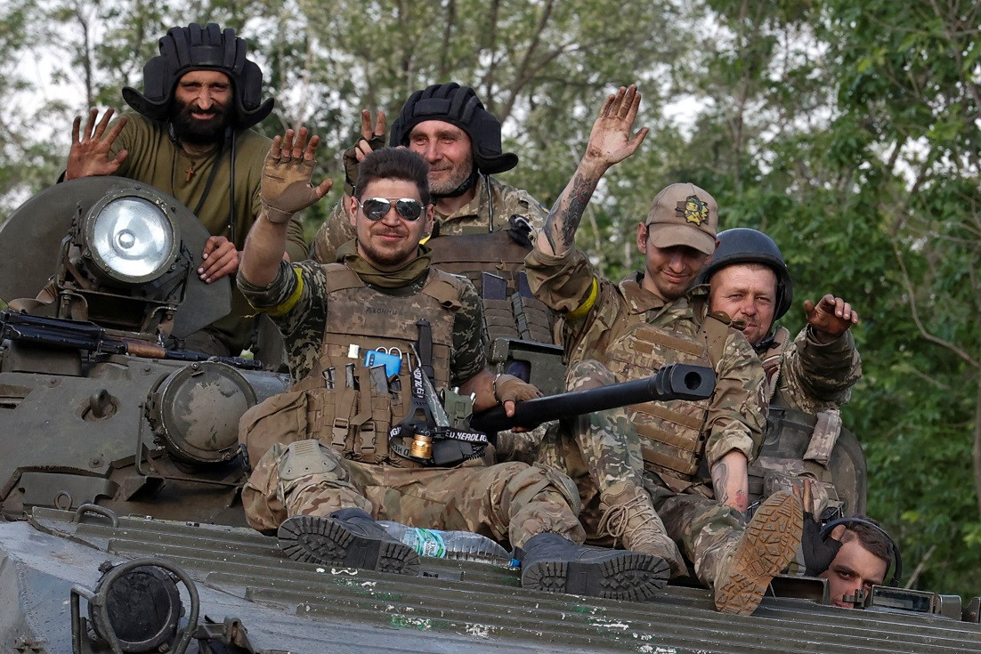 ޔޫކްރެއިންއަށް ރަޝިޔާއިން ދެމުންގެންދާ ހަމަލާގެ ތެރެއިން، ޔޫކްރެއިންގެ ސާވިސް މެމްބަރުން ހަތިޔާރީ އުޅަނަދެއްމަތީގައި ދުއްވަނީ - ފޮޓޯ: ރޮއިޓަރސް