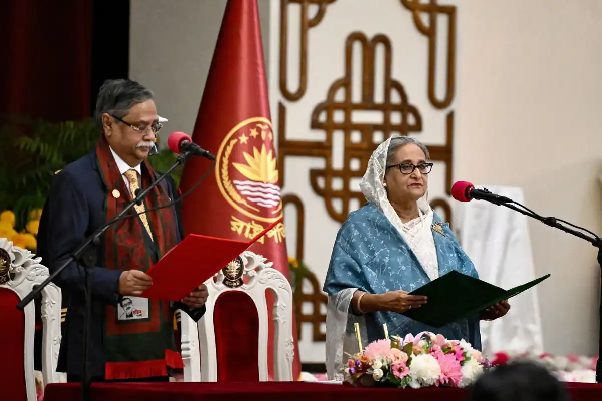 ބަނގްލަދޭޝްގެ ބޮޑުވަޒީރުކަމުގެ ފަސްވަނަ ދައުރަކަށް އިންތިޚާބުވެވަޑައިގަތް ޝައިޚް ހަސީނާ، މަގާމުގެ ހުވާކުރެއްވުމުގެ ރަސްމިއްޔާތު 11 ޖެނުއަރީ 2024 ގައި ޑާކާގައި ހުންނަ ރިޔާސީ ގަނޑުވަރުގައި ކުރިއަށްދިޔައިރު، އެ ގައުމުގެ ރައީސް މުހައްމަދު ޝަހާބުއްދީން (ވ) ބައިވެރިވެވަޑައިގަންނަވަނީ.