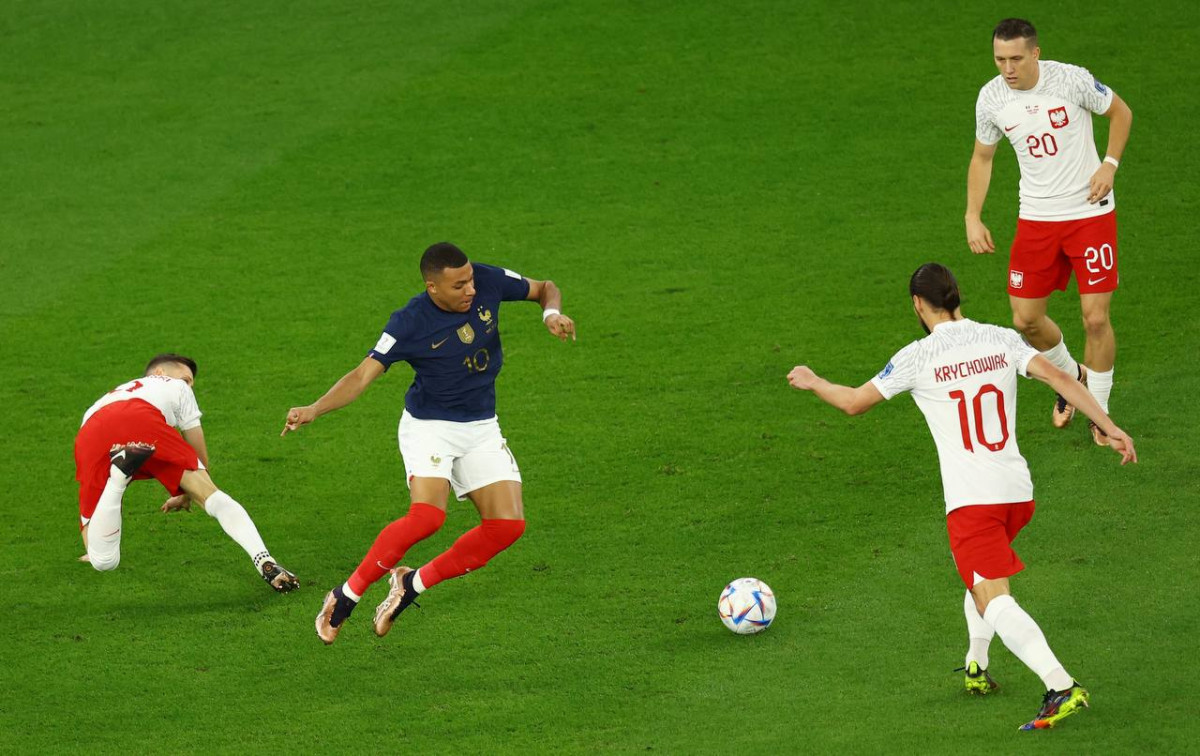 ޕޮލެންޑް އަދި ފްރާންސް ކުޅުނު މެޗުގެ ތެރެއިން - ފޮޓޯ: ރޮއިޓާސް