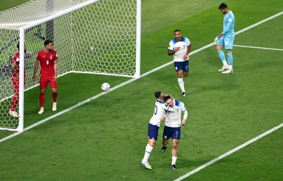 އިންގްލެންޑު އަދި އީރާން ކުޅުނު މެޗުގެ ތެރެއިން، ލަނޑު ޖެހުމަށްފަހު އިންގްލެންޑުގެ ކުޅުންތެރިން އުފާ ފާޅު ކުރަނީ: ފޮޓޯ - ރޮއިޓާސް 