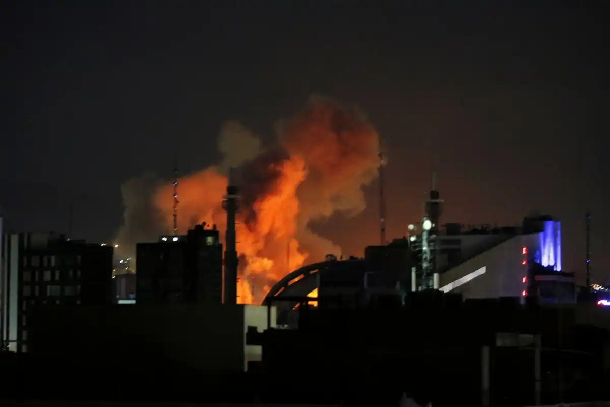 އިޒްރޭލުން އީރާނަށް އާ ހަމަލާތަކެއް ދޭން ފަށާފައިވާކަން އިއުލާނުކޮށް، 2026 މާރިޗު 1 ވަނަ ދުވަހު ތެހެރާންގެ އެކި ސަރަހައްދުތަކަށް ދިން ހަމަލާތަކުގައި ބާރުގަދަ ގޮވުންތަކެއް ގޮވައި، އެ ސިޓީގެ މަތިން ދުން އަރަމުންދަނީ.