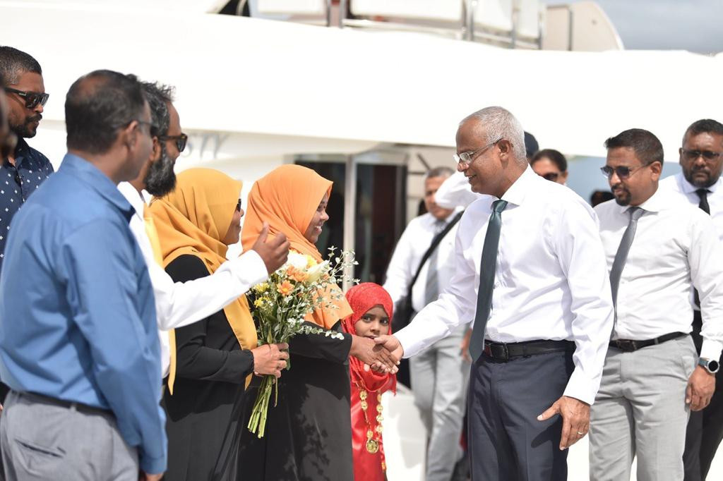 ރައީސް ޞާލިޙް މ. އަތޮޅަށް ކުރައްވާ ދަތުރުފުޅުގެ ތެރެއިން މ. ވޭވަށަށް ވަޑައިގަތުން - ލަފާފުރުމުގެ ދަތިކަމަކީ ވޭވަށުގެ އިތުރުން ރާއްޖޭގެ އެހެން ހިސާބުތަކަށް ވެސް ދިމާވެފައިވާ އެންމެ ބޮޑު އެއް މައްސަލަ ކަމަށް ފާހަގަކުރެއްވި - ފޮޓޯ: ރައީސް އޮފީސް