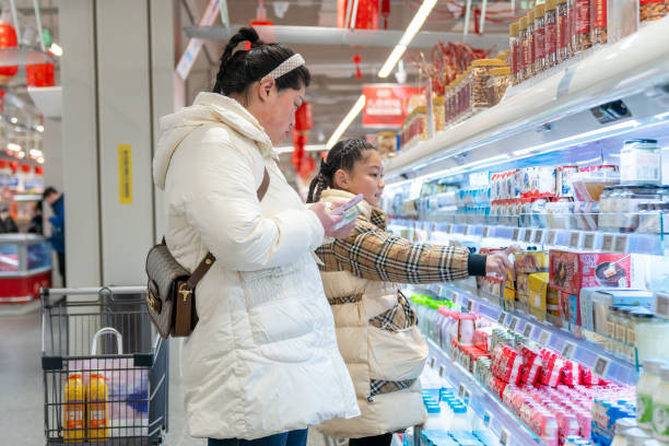 ޗައިނާގެ ނަންޖިންގ ގެ ޝޮޕިންމޯލް އެއްގައި ބަޔަކު ބާޒާރު ކުރަނީ