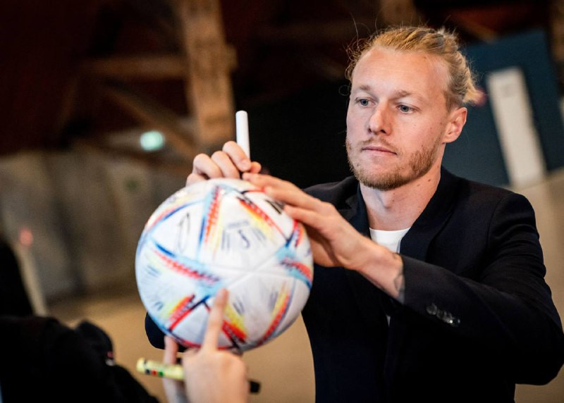 ޑެންމާކުން ގަތަރަށް ދަތުރު ފެށުން - ކުޅުންތެރިން ސްކޫލް ކުދިންނާއެކު ވަގުތުކޮޅެއް ހޭދަކުރަނީ: ފޮޓޯ - ރޮއިޓާސް