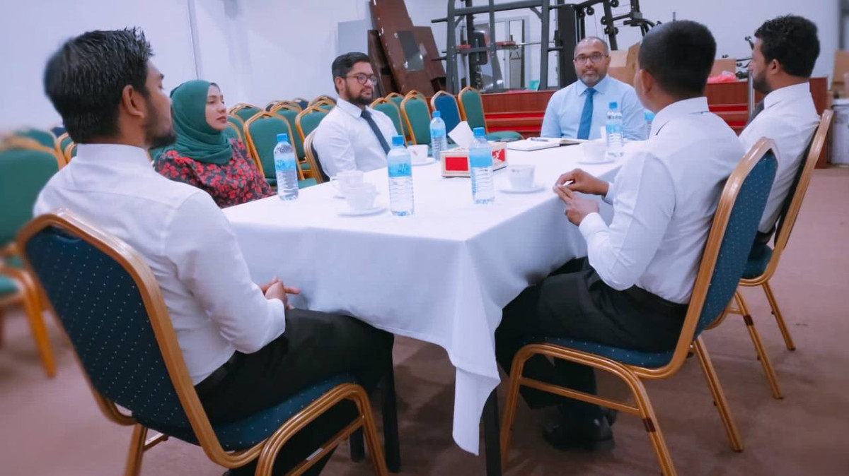 ދާޚިލީ ވަޒީރު ކްރިމިނަލް ކޯޓުގެ ގާޒީންނާ ބައްދަލު ކުރައްވަނީ