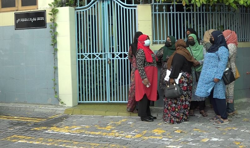 ޑަބްލިޔުޑީސީގެ މެމްބަރުން މައްޗަންގޮޅީގައި ހުންނަ މާލެސިޓީ ކައުންސިލްގެ އޮފީސް ކައިރީގައި މަޑުކޮށްގެން