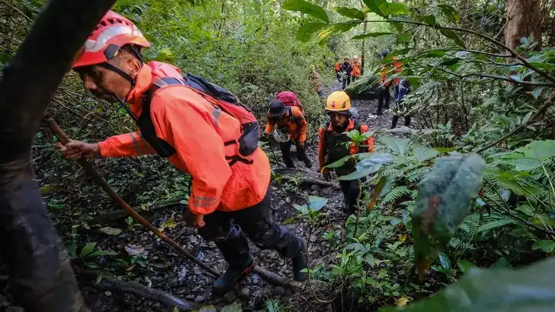 އިންޑޮނޭޝިއާގެ ޔޮގްޔާކާޓާ އިން މަކަސާރަށް ދަތުރުކުރަމުން ދަނިކޮށް ވެއްޓުނު ބޯޓެއް ހޯދުމުގެ މަސައްކަތް އޮފިޝަލުން ކުރަނީ - ޖެނުއަރީ 18، 2026.