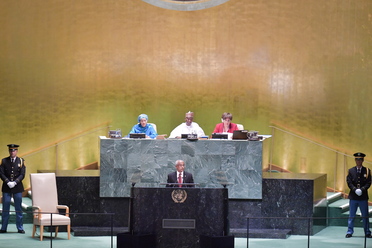 ރައީސުލްޖުމްހޫރިއްޔާ ކުރެއްވި ތަޤުރީރުގައި ރާއްޖެ ދުނިޔެއާ އެކަހެރިވެގެން އޮތް އޮތުން ނިމުމަކަށް ގެންނަވައި ރާއްޖޭގައި އަލުން ޑިމޮކްރަސީ އިޔާދަވުމުގެ މަގަށް ދަތުރުފެށިފައިވާތީ އެކަމާ އުފާފުޅު ކުރައްވާކަމުގައި ވިދާޅުވި -- ފޮޓޯ: ރައީސް އޮފީސް