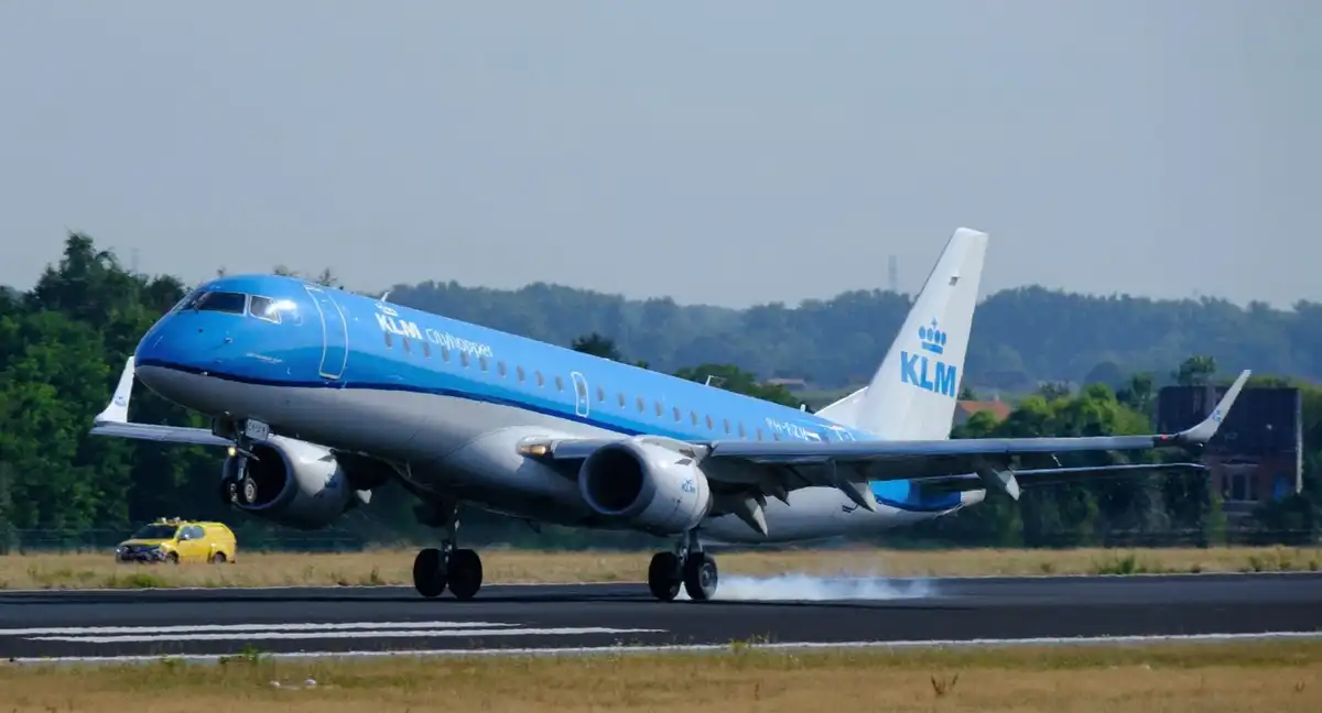 ކޭއެލްއެމް ގެ މަތިންދާ ބޯޓެއް ޖުލައި 29، 2022 ގައި ބެލްޖިއަމްގެ ބްރަސެލްސް އެއާޕޯޓުގައި ޖައްސަނީ.