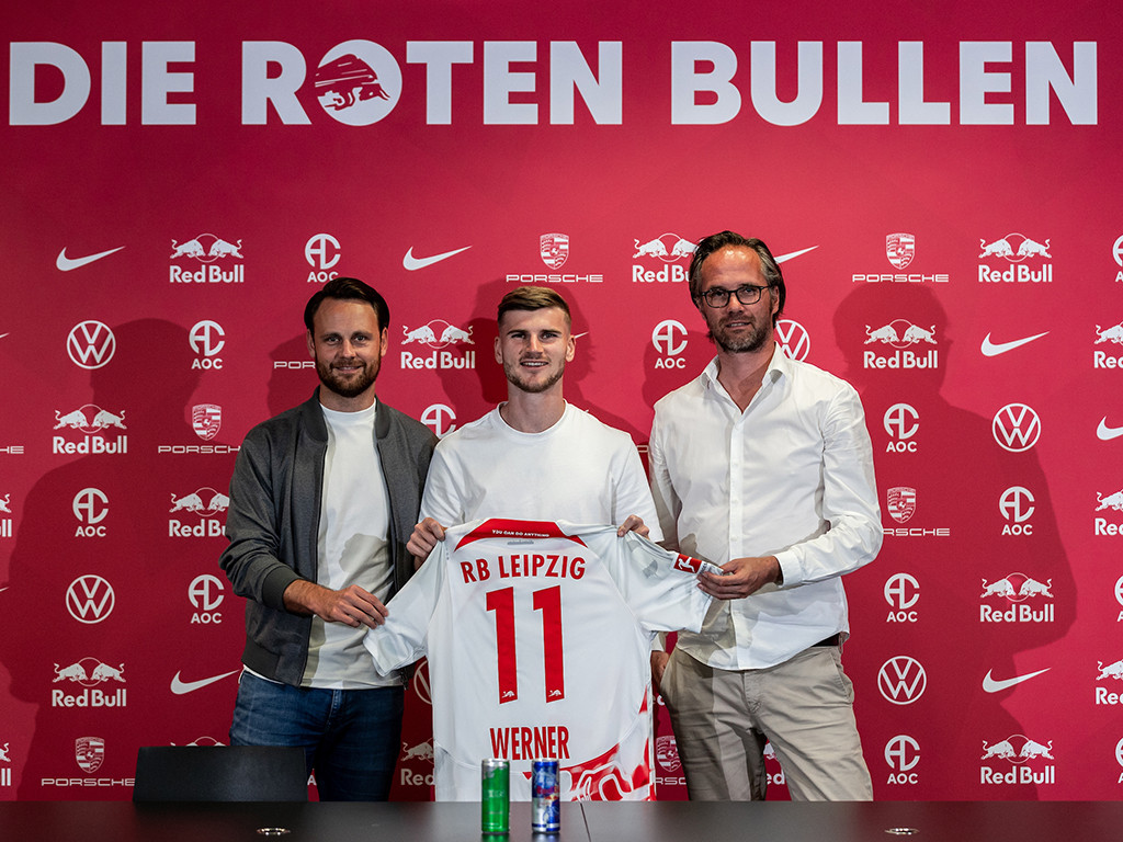 ވާނާ ލައިޕްޒިގަށް ދެވަނަ ފަހަރަށް ސޮއިކުރުމަށްފަހު: ފޮޓޯ-ލައިޕްޒިގް ޓްވިޓަރ