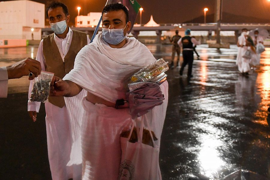 ހައްޖު 1441: މިއަހަރުގެ ހައްޖުގެ އަޅުކަމުގެ ތެރެއިން ހައްޖުވެރިއެއްގެ އަތަށް ޑިސްއިންފެކްޓް ކޮށްފައި ހުރި ހިލަ ކޮތަޅެއް ސައުދީގެ ހައްޖުގެ ކަންކަން ބަލަހައްޓާ ޓީމުގެ މެންބަރަކު ދެނީ- ފޮޓޯ: ސައުދީ ގެޒެޓް