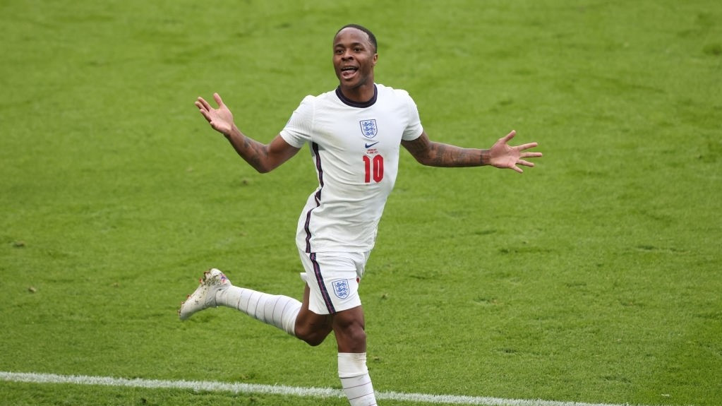 އިންގްލެންޑާއި ޖަރުމަން ބައްދަލުކުރި މެޗުގެ ތެރެއިން, ލަނޑު ޖެހުމަށްފަހު އިންގްލެންޑުގެ ރަހީމް ސްޓާލިން އުފާފާޅުކުރަނީ - ފޮޓޯ: ގެޓީ އިމޭޖަސް