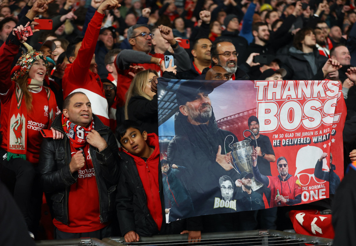 ލިވަޕޫލްގެ ސަޕޯޓަރުން ކޯޗު ކްލޮޕަށް ޝުކުރު އަދާކުރަނީ