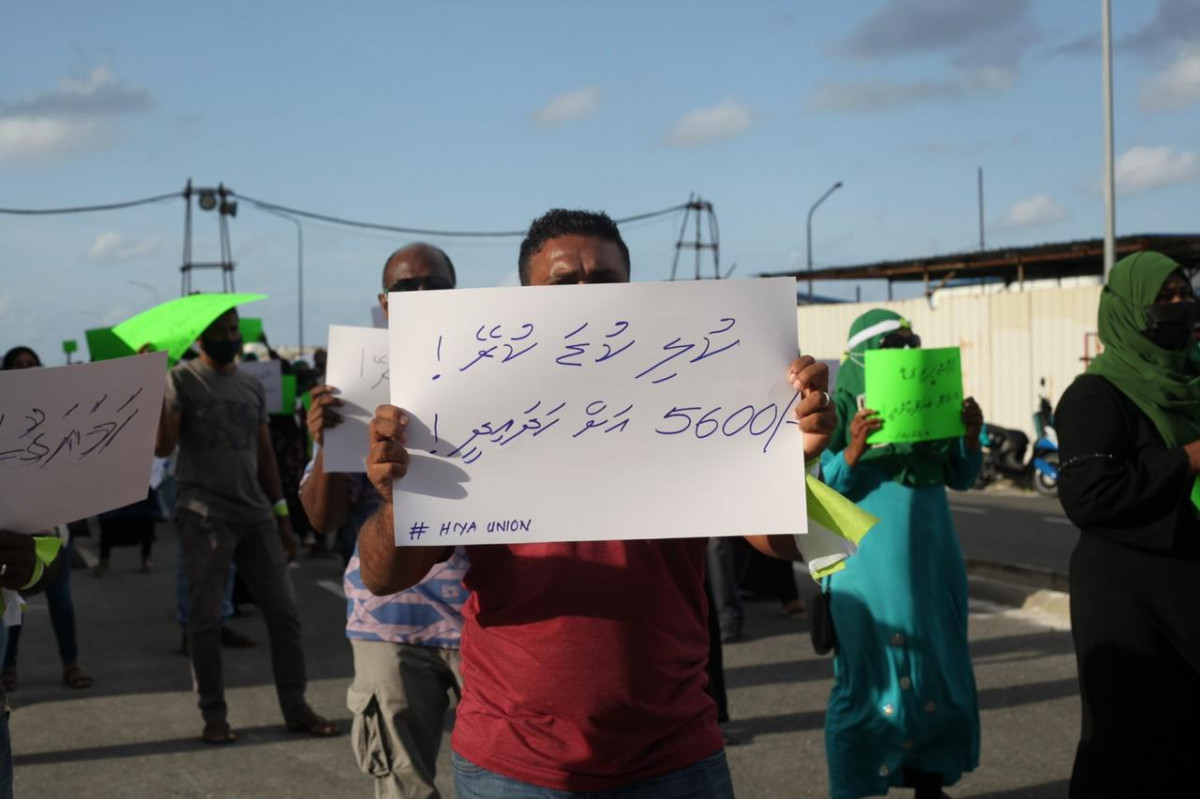 ހިޔާ ފްލެޓު ލިބުނު މީހުންގެ ކަންބޮޑުވުންތައް ހިއްސާކުރުމަށް ހިޔާ ޔޫނިއަނުން ބޭއްވި މުޒާހަރާގެ ތެރެއިން - ފްލެޓުތަކުގެ ކުލި 5،600 ރުފިޔާއަށް ކުޑަކޮށްދިނުމަށް ގޮވާލާ ލިޔެފައިވާ ޕޯސްޓަރެއް - ފޮޓޯ: ރާއްޖެއެމްވީ 