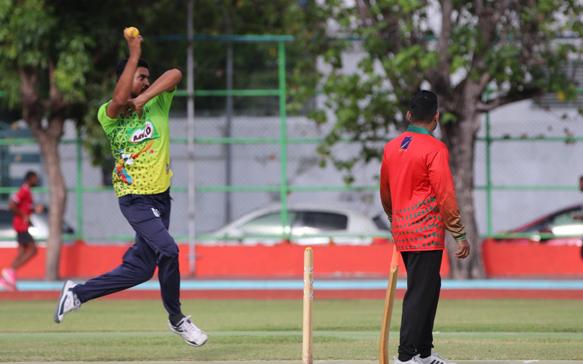 އޮފީސް މުބާރާތުގައި ދެޓީމް ކުޅެނީ