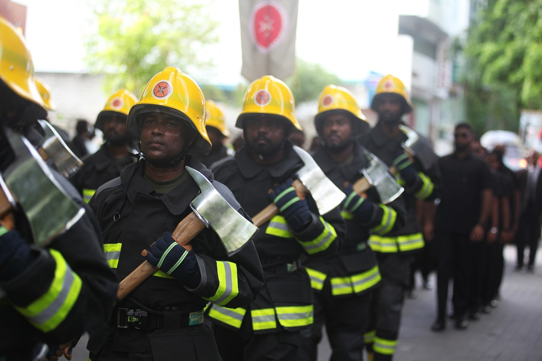 މި އަހަރުގެ މިނިވަން ދުވަހުގެ މުނާޞަބަތުގައި ބޭއްވި އަސްކަރީ ޕެރޭޑާއި ޕްރޮސެޝަންގެ ތެރެއިން އެމްއެންޑީއެފްގެ އަލިފާން ނިއްވާ މީހުން - ފޮޓޯ: އަހުމަދު ސިރާޖް