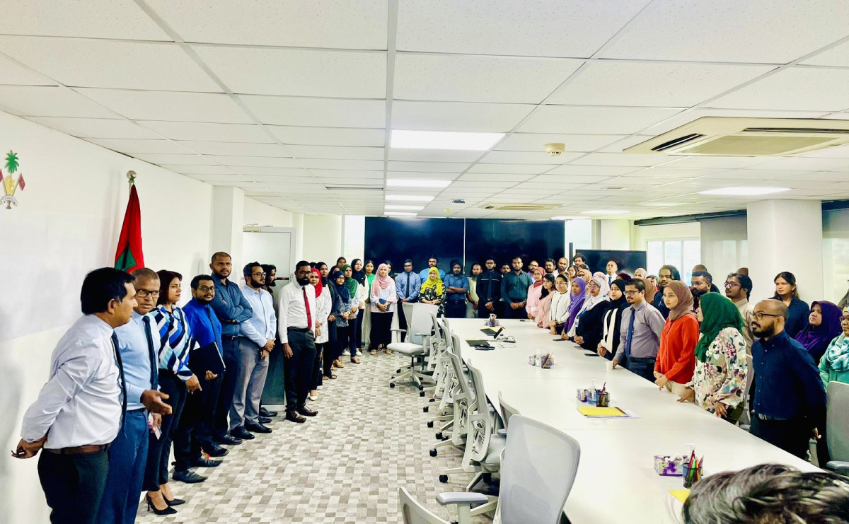 އިކޮނޮމިކް މިނިސްޓަރު އެ މިނިސްޓްރީގެ މުވައްޒަފުންނާ ބައްދަލުކުރެއްވުން