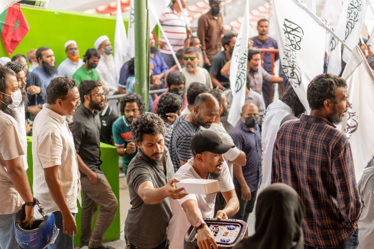 އިންޓަރނޭޝަނަލް ޔޯގާ ޑޭ ރާއްޖޭގައި ފާހަގަކުރުމަށް ބޭއްވި ހަރަކާތުގެ ތެރެއިން ހިންގި ހަމަނުޖެހުން - ހަމަނުޖެހުން ކުށްވެރިކުރާކަމަށް، ވެރިކަންކުރާ މައިޕާޓީ އެމްޑީޕީން ބުނި - ފޮޓޯ: ރާއްޖެއެމްވީ 