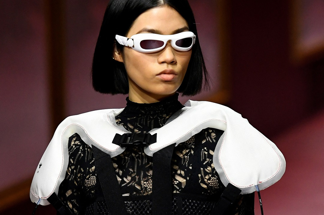 ޕެރިސް ފެޝަން ވީކްގެ ފެޝަން ހައުސް ޑިއޯރ ޝޯވގައި ދައްކާލި ޑިޒައިނަރ މާރިއާ ގްރޭޒިއާގެ 2022/2023 ފޯލް-ވިންޓަރ ވިމެންސް ރެޑީ-ވެއަރ ކަލެކްޝަންގެ ހެދުމެއް - ފޮޓޯ: ރޮއިޓަރސް