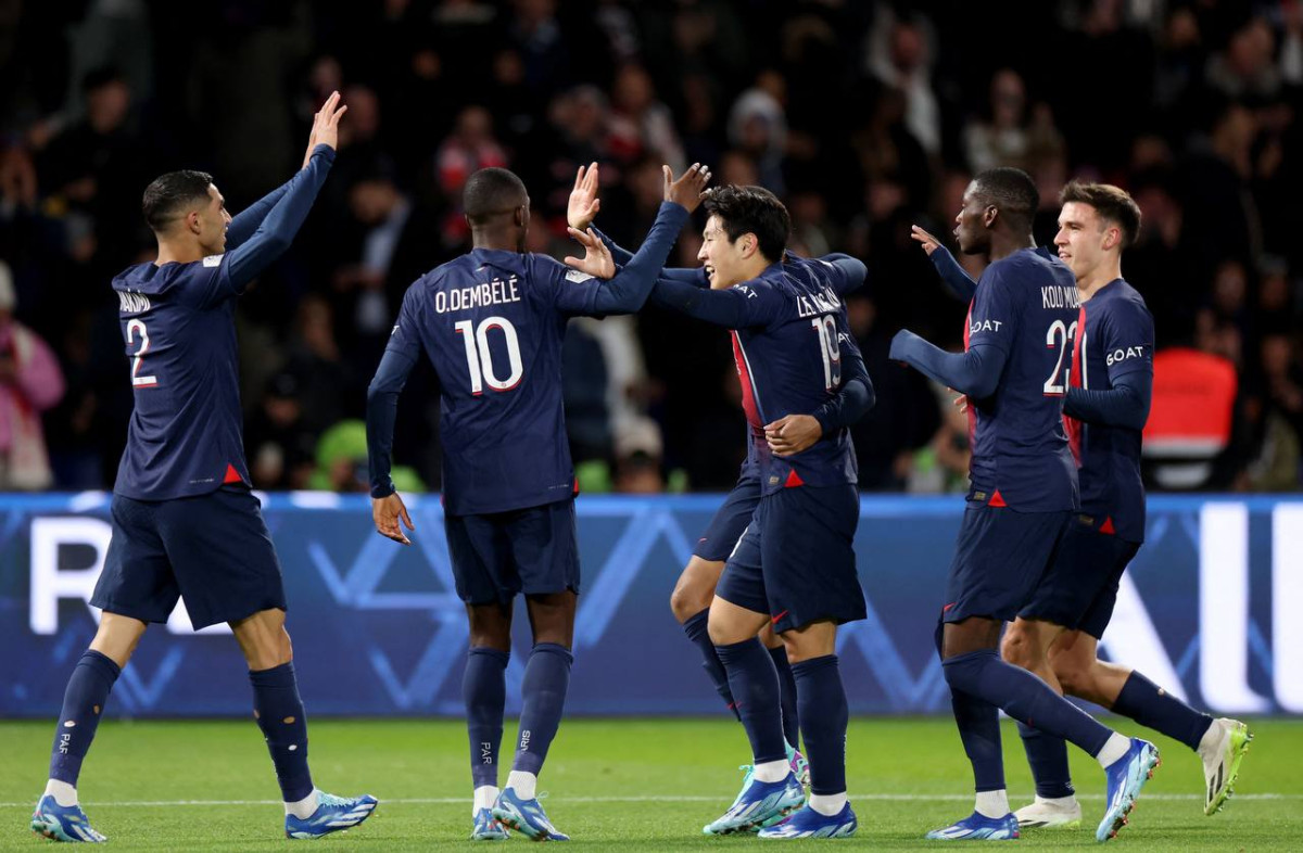 މެޗުގައި ލަނޑު ޖެހުމަށްފަހު ޕީއެސްޖީގެ ކުޅުންތެރިން އުފާ ފާޅުކުރަނީ