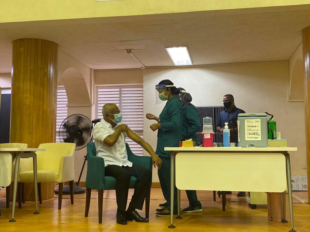 ރައީސް އިބްރާހިމް މުހައްމަދު ސޯލިހު ވެކްސިން ޖައްސަވަނީ