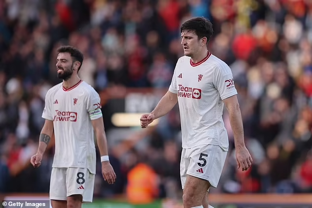 މެންޗެސްޓާ ޔުނައިޓެޑްގެ ހެރީ މެގުއާ (ކ) އާއި ބުރޫނޯ ފެނާންޑޭޒް