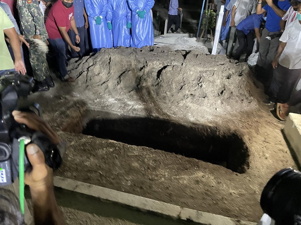 ނިޝާން އިއްޒުއްދީންގެ އިއްޒަތުގެ ވެރިޔާ އުމަރު ޒާހިރު ފަސްދާނުލުން - ފޮޓޯ: ރާއްޖެއެމްވީ