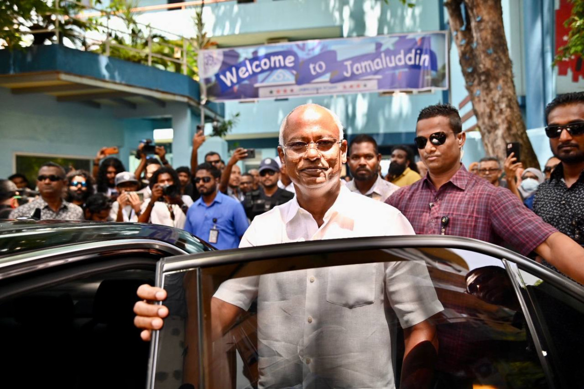 ރިޔާސީ އިންތިޚާބުގެ ފުރަތަމަ ބުރުގައި ވޯޓުލެއްވުމަށްފަހު ރައީސް ޞާލިޙު ކާރަށް އަރާވަޑައިގަންނަވަނީ