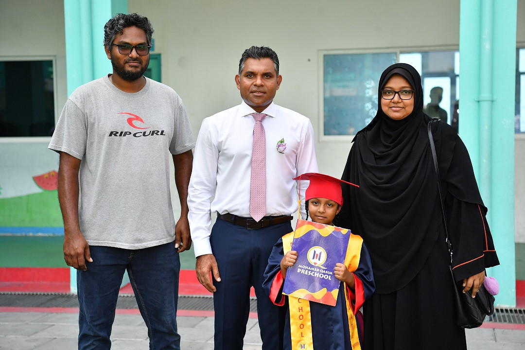 ނައިބުރައީސް، މުހައްމަދު ގާސިމް ޕްރީސްކޫލްގެ ދަސްވެނިވުމުގެ ހަފުލާގައި ދަރިވަރަކާއި އޭނާގެ ބެލެނިވެރިންނާއެކު - ފޮޓޯ: ރައީސް އޮފީސް