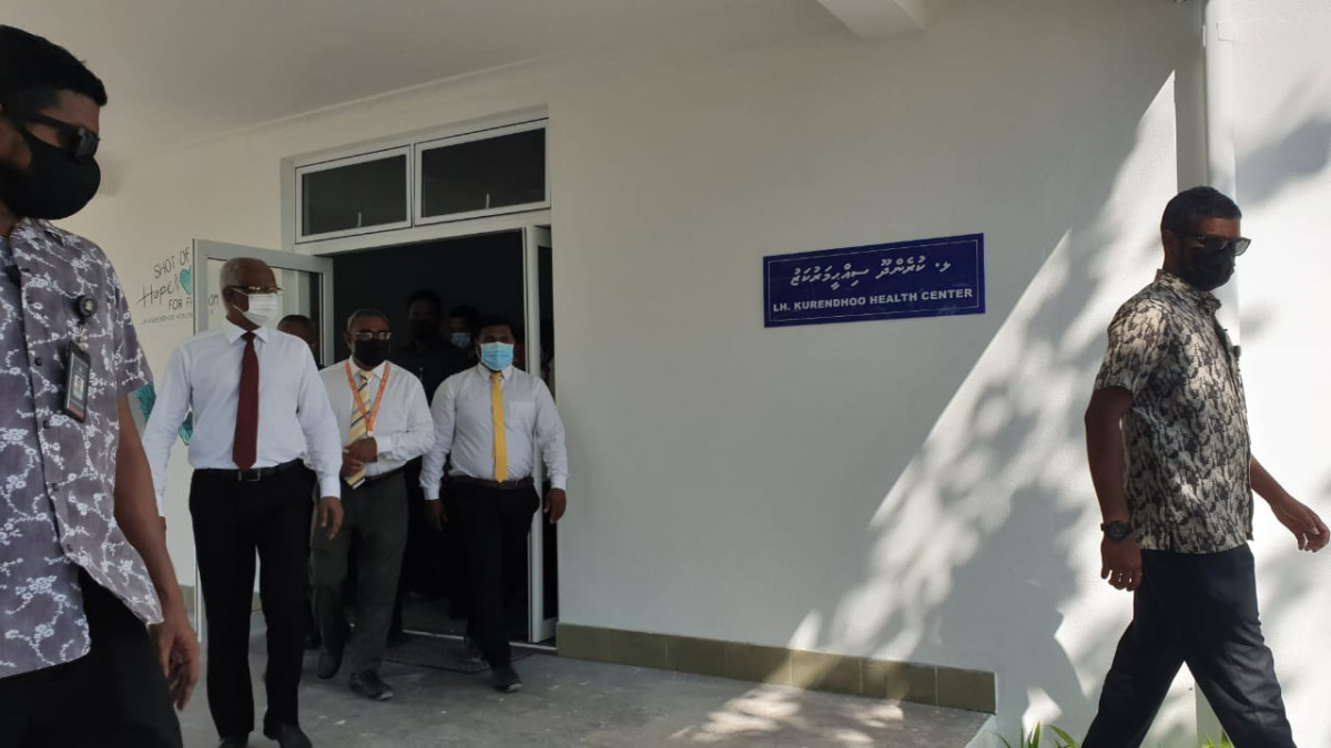 ރައީސް ސާލިހް ޅ. ކުރެންދޫ ސިއްހީ މަރުކަޒަށް ވަޑައިގަތުން - ރައީސް ވަނީ ސިއްހީ މަރުކަޒުގެ ހާލަތު ބައްލަވާ އިސްވެރިންނާއި ވާހަކަފުޅު ދައްކަވާފައި - ފޮޓޯ: ރާއްޖެއެމްވީ 