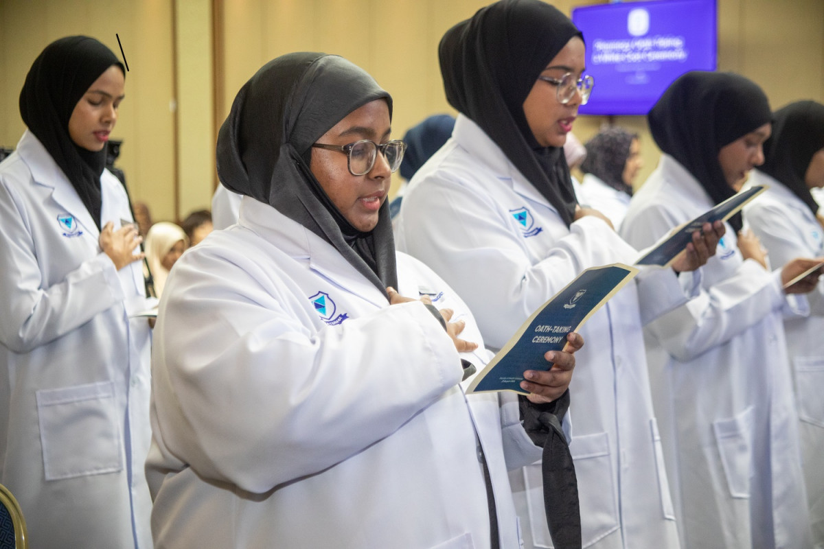 ވިލާ ކޮލެޖުގެ ފާރމަސީ ދަރިވަރުން ހުވާ ކުރުމާއި "ވައިޓް ކޯޓް" ޙަވާލުކުރުމުގެ ރަސްމިއްޔާތުގެ ތެރެއިން