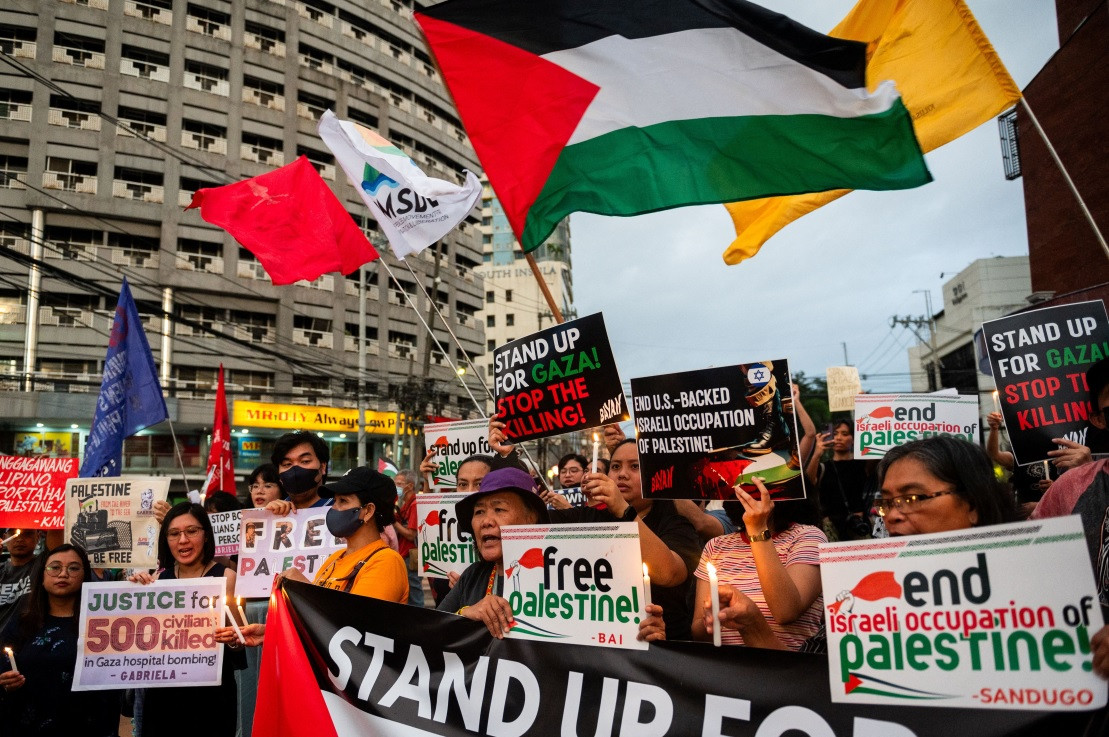 ޣައްޒާގެ އަލް އަހްލީ ހޮސްޕިޓަލަށް އިޒްރޭލުން ދިން ބޮމުގެ ހަމަލާ ކުށްވެރިކޮށް ފިލިޕީންސްގައި މުޒާހަރާކުރަނީ - ފޮޓޯ: ރޮއިޓާސް