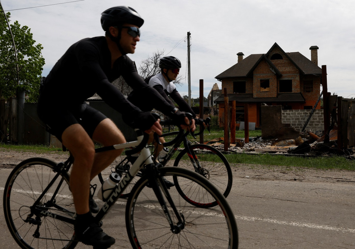 މޮޝްޝުން ވިލެޖް، ކިޔޭވް، ޔޫކްރެއިނުގައި ހަލާކުވެފައިވާ ގެއެއްކައިރިން ބަޔަކު ބައިސްކަލު ދުއްވަނީ.
- ފޮޓޯ: ރޮއިޓަރސް