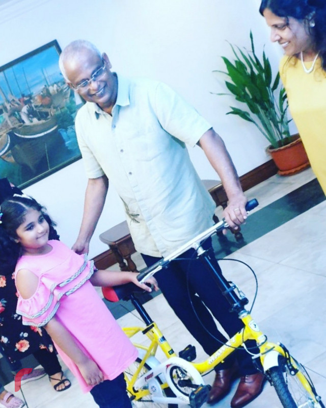 ރައީސް ސޯލިހު އަންޖަލްއަށް ހަދިޔާއަށް ދެއްވާފައިވަނީ މި ބައިސްކަލް