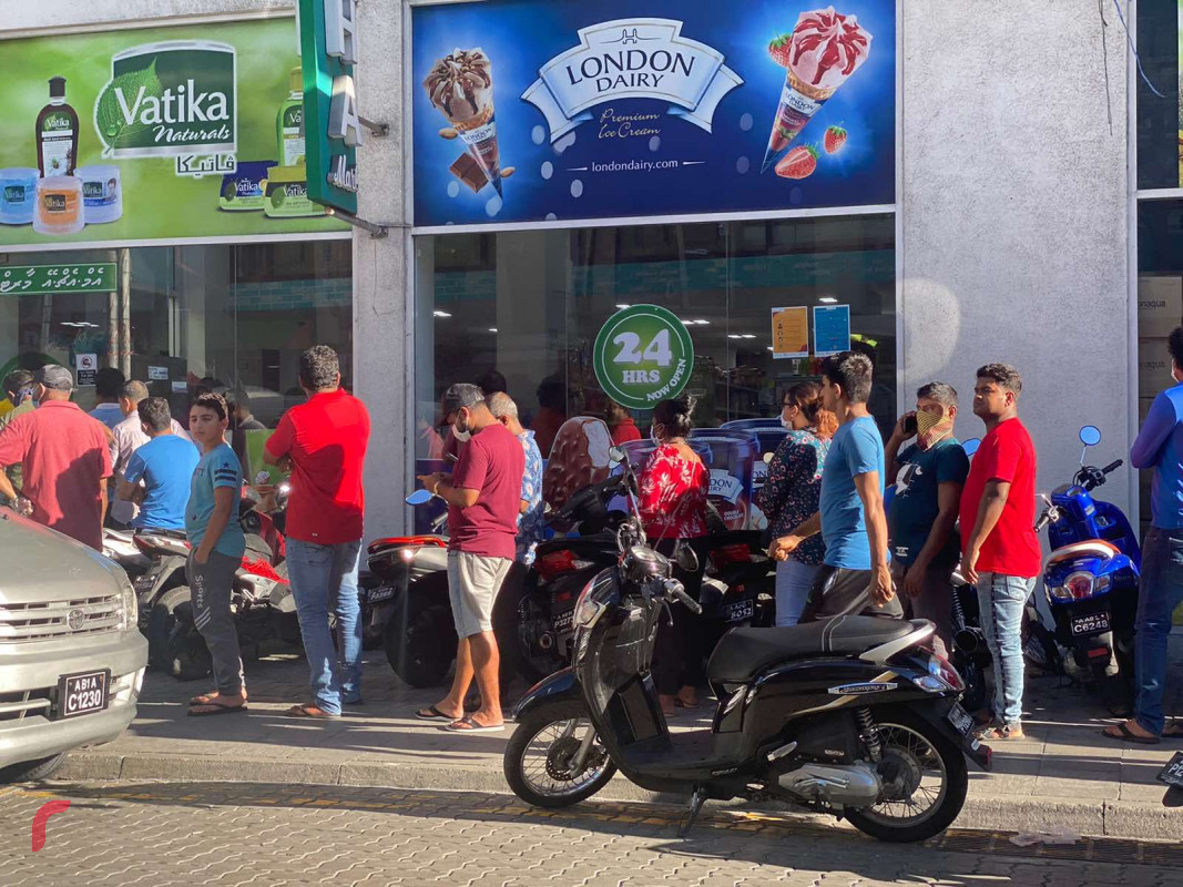 ތަނެއްގެ ބޭރުގައި ބަޔަކު ކިޔޫ ހަދައިގެން، އިޖުތިމާއީ ގައިދުރުކަން ކުޑަ