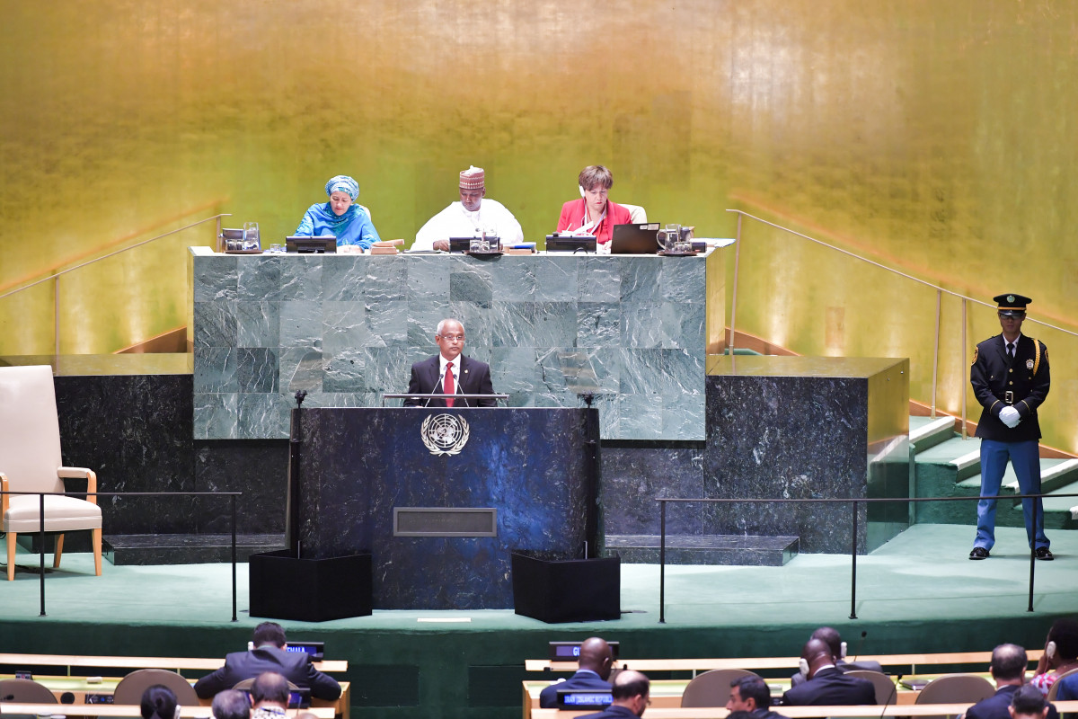 ރާއްޖޭގައި އެންމެފަހުން ބޭއްވި ރިޔާސީ އިންތިޚާބުގައި ސަރުކާރަށް ލިބުނު ކާމިޔާބީއާއެކު އެމަނިކުފާނުގެ ކޮނޑުފުޅުގައި އެޅިފައިވާ މި ޒިންމާއަކީ ކުޑަ ޒިންމާއެއްގެ ގޮތުގައި ނުނަންގަވާނެކަމަށާއި ޑިމޮކްރަސީ ހަރުދަނާކުރުމަށް އަދިވެސް ގިނަ މަސައްކަތްތަކެއް ކުރަން ހުރިކަން ރައީސުލްޖުމްހޫރިއްޔާގެ ވާހަކަފުޅުގައި ފާހަގަކުރެއްވި -- ފޮޓޯ: ރައީސް އޮފީސް