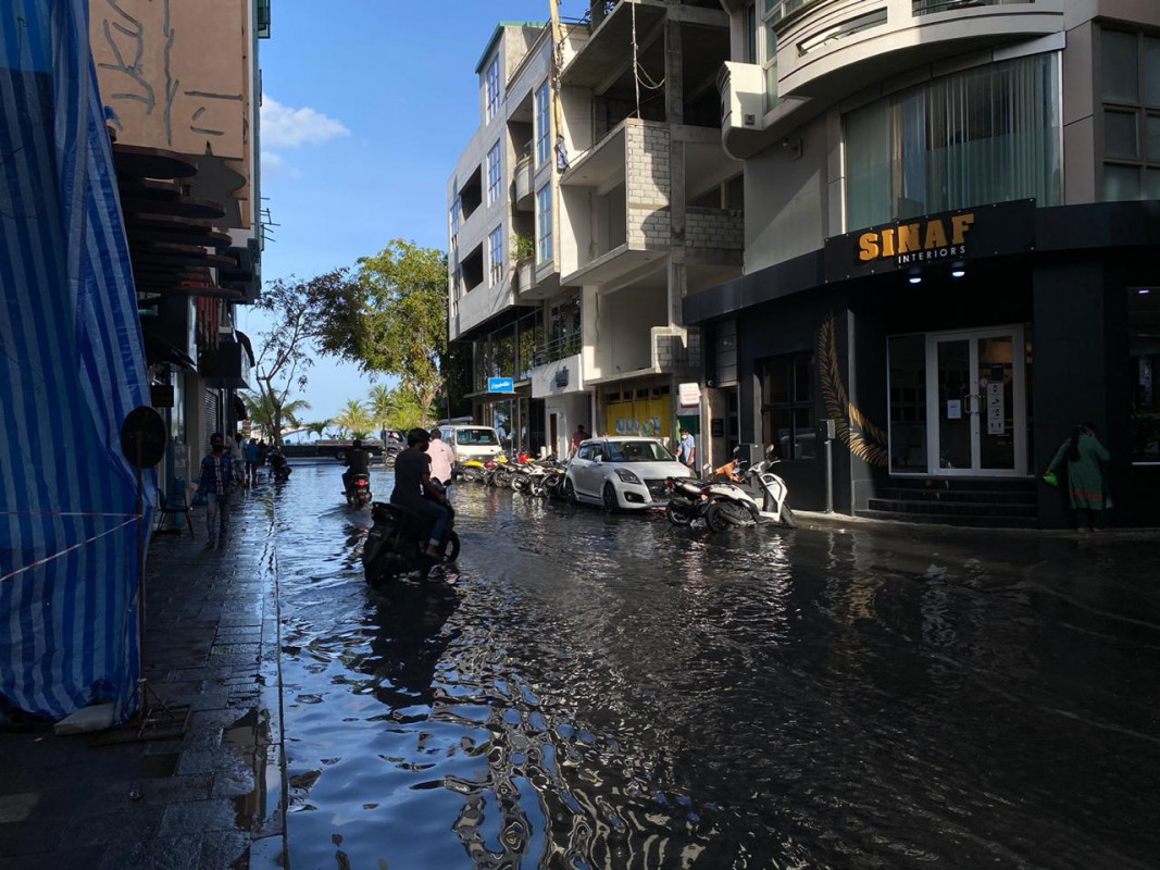 މާލެއަށް އުދަ އެރުން - މާލެއަށް އޮގަސްޓު 20 ވަނަ ދުވަހު އުދަ އަރާފައިވާއިރު، އާޓިފިޝަލް ބީޗު ސަރަހައްދުން އެރި އުދައިގެ އަސަރު އެ ދިމާލުން މަޖިދީ މަގަށްވެސް ވަނީ ކޮށްފައި - ފޮޓޯ: ރާއްޖެއެމްވީ