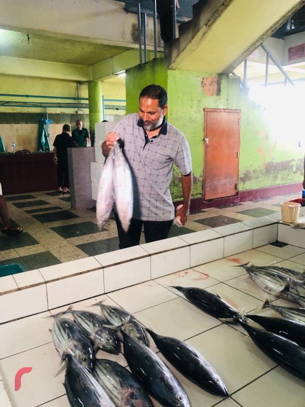 މިނިސްޓަރ އިމްރާން ރާއްޖެޓީވީގެ \"ނުރަސްމީގަޑި\" ޕްރޮގްރާމްގައި މަސް މާރުކޭޓުގައި މަސް ވިއްކެވުމުގެ މަސައްކަތުގައި: ޒާތީ ދިރިއުޅުގެ ވާހަކަތައް ރާއްޖެޓީވީއާ ހިއްސާ ކުރެއްވި