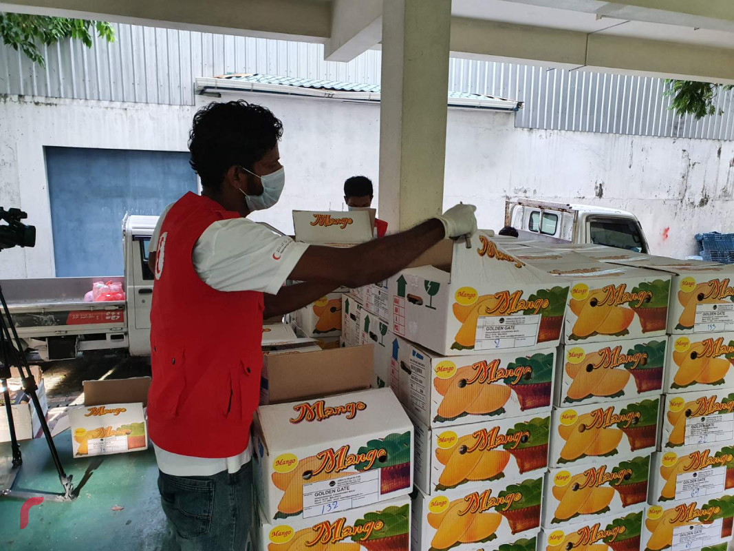 ދިވެހި ރެޑްކްރަސަންޓުން ބިދޭސީންނަށް ކާބޯތަކެތި ފޯރުކޮށްދިނުމަށް ކުރާ މަސައްކަތްތަކުގެ ތެރެއިން - ޕާރުސަލްގެ އިތުރުން، ކެއްކުމަށް ބޭނުންކުރާ ތަކެއްޗާއި، މޭވާގެ ބާވަތްތައްވެސް ފޯރުކޮށްދޭ -- ފޮޓޯ: ރާއްޖެ.އެމްވީ