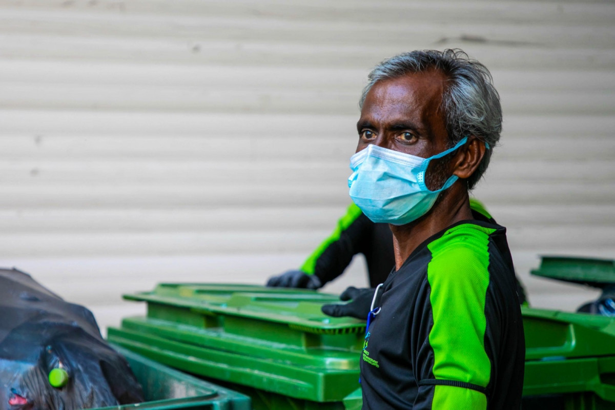 ވެމްކޯގެ މުވައްޒަފަކު މަޑުކޮށްލައިގެން - ކުނި އުކާލުމަށް ބޭރަށް ނުކުންނަ މުވައްޒަފުން ތިބެނީ ރައްކާތެރިކަމުގެ ގޮތުން އަޅަންޖެހޭ މާސްކް އަދި އަންގިވެސް ލައްވއިގެން - ފޮޓޯ: ރާއްޖެއެމްވީ