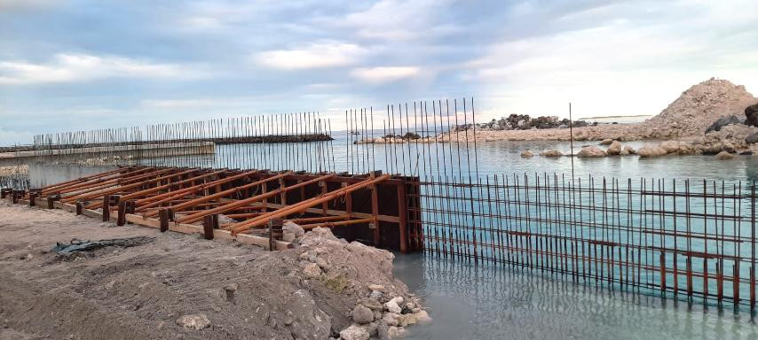 ހދ. ނެއްލައިދޫ ބަނދަރު ތަރައްގީ ކުރުމުގެ މަޝްރޫއުގެ ތެރެއިން ކޮންކްރީޓްގެ މަސައްކަތްތައް ކުރަނީ