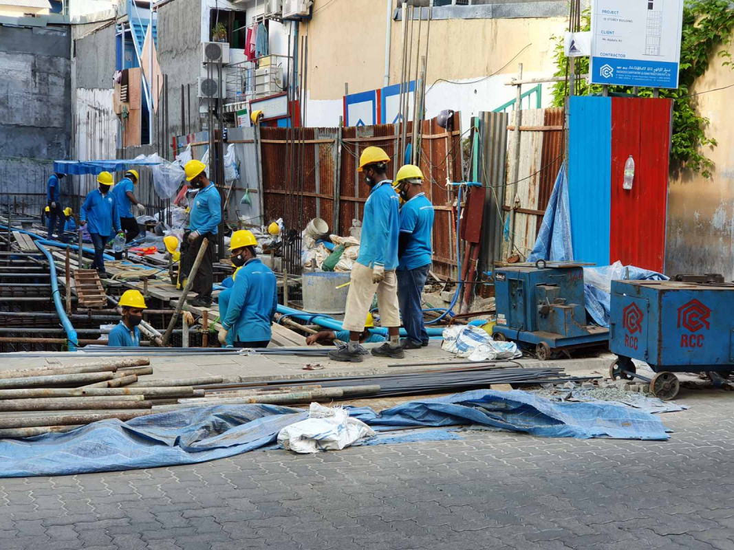 މާލެ ކޮންސްޓްރަކްޝަން ސައިޓެއްގައި ބިދޭސީން މަސައްކަތްކުރަނީ