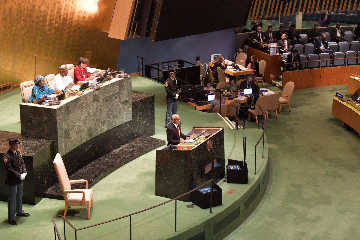 އެމަނިކުފާނު ވަނީ، އ.ދ. ގެ ކްލައިމެޓް އެކްޝަން ސަމިޓްގައި ހުށައަޅުއްވާފައިވާ ރާއްޖޭގެ "މޯލްޑިވްސް ސްމާޓް ރެސިލިއެންޓް އައިލެންޑްސް އިނިޝިއޭޓިވް" މޮޑެލަކީ މޫސުމީ ބަދަލުތަކުން ދުނިޔެއަށް ކުރިމަތިވެފައިވާ ނުރައްކާތެރި ކާރިސާއިން އަރައިގަތުމަށް ރާއްޖެއިން އިސްނަގައިގެން ކުރާ ވަރަށް މުހިންމު އަދި އެހާމެ ބޭނުންތެރި މަސައްކަތެއްކަން ހާމަކުރައްވާފަ -- ފޮޓޯ: ރައީސް އޮފީސް