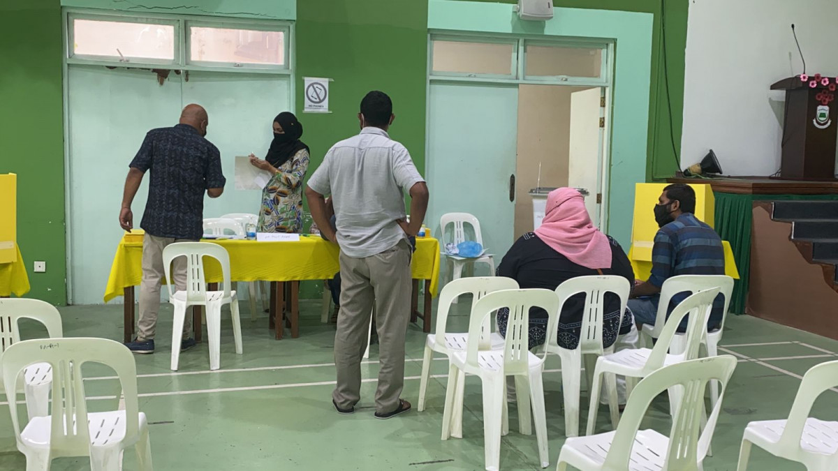 އެމްޑީޕީ ގައުމީ މަޖިލީހުގެ އިންތިޚާބު 2021 - ވޯޓުލުން ފަށާފައިވަނީ ހޮނިހިރު ދުވަހުގެ ހެނދުނު 09:00ން ގައި. ނަމަވެސް އޮފިޝަލުން ނެތުމާއި ގުޅިގެން ބައެއް ދާއިރާތަކުގެ ވޯޓުލުން ފަށާފައިވަނީ ވަރަށް ލަހުން - ފޮޓޯ: އިންތިޚާބީ އޮފިޝަލުން