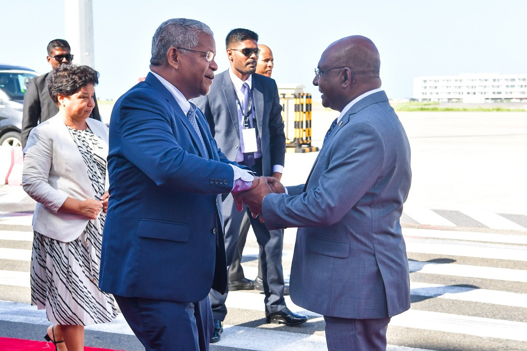 ސީޝެލްސްގެ ރައީސް ވޭވަލް ރާމްކަލާވަންއާއި އެމަނިކުފާނުގެ އަނބިކަނބަލުން ލިންޑާ ރަމްކަލަވަން ފުރަމާނަ ދަތުރުފުޅެއްގައި މިއަދު ރާއްޖެވަޑައިގެންފި - ފޮޓޯ: ރައީސް އޮފީސް