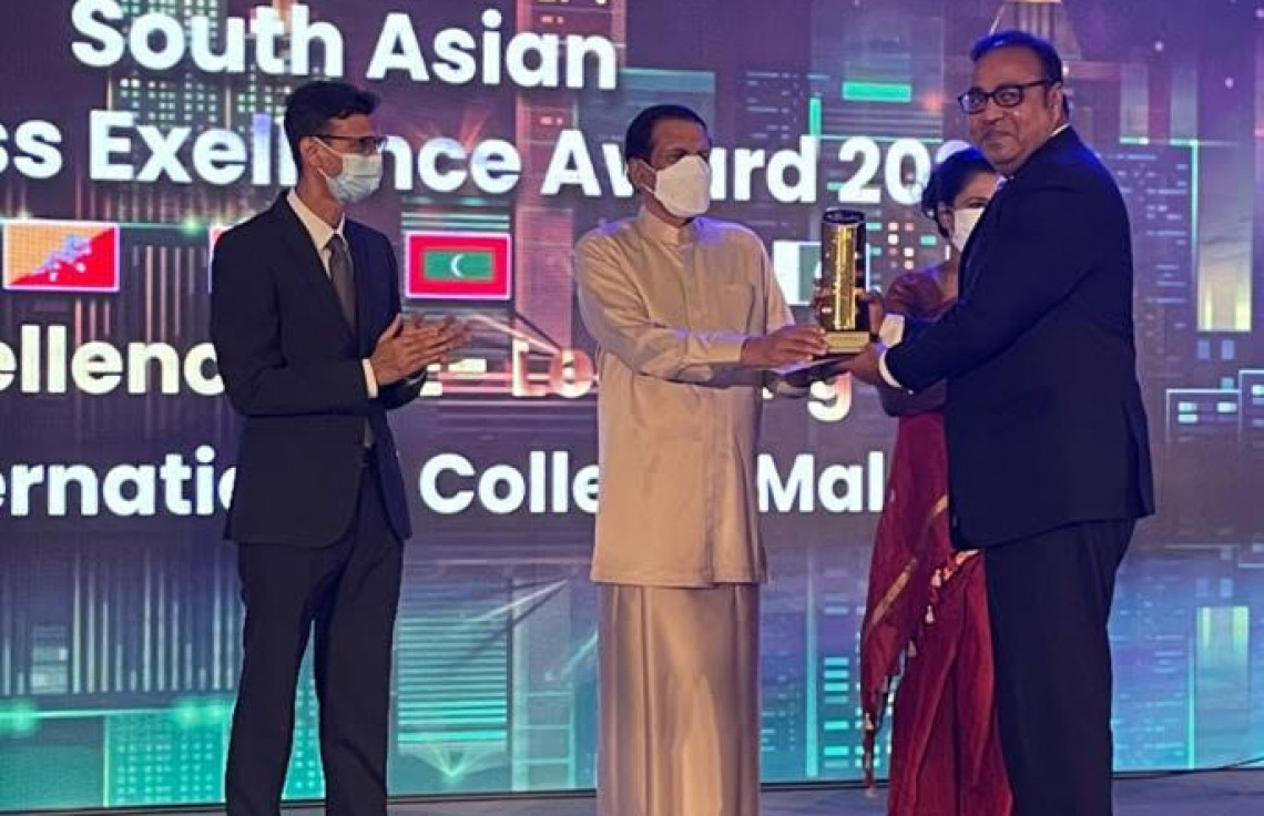 އެމްއައި ކޮލެޖުގެ ޗެއާމަން އަދި ކޯ ފައުންޑާ އަހުމަދު މޮއްތަކީ، ދެ އެވޯޑާއެކު