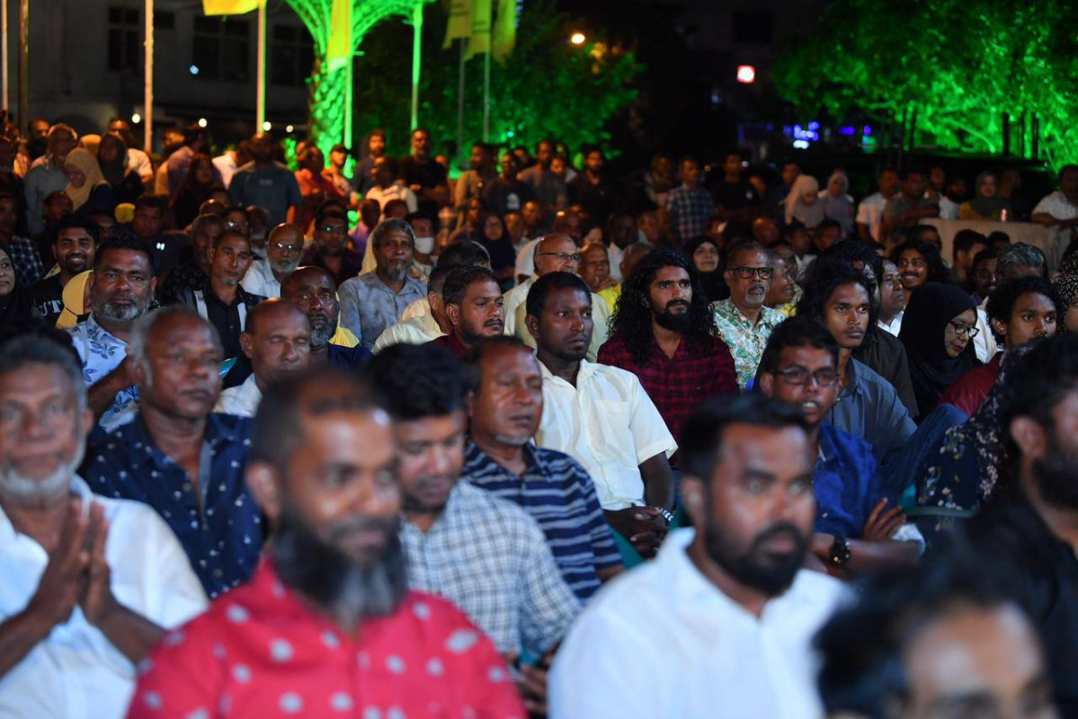 އެމްޑީީޕީ ރިޔާސީ ޓިކެޓް، ރައީސް ސާލިޙަށް ހަވާލުކުރެއްވުމަށް ބޭއްވި ޖަލްސާގެ ތެރެއިން - ކުރިއަށް އޮތީ އުޖާލާ ދުވަސްތަކެއް ކަމަށާއި، ތަނަވަސް ކަމާއި، އުފާފާގަތި ޖަޒީރާ ދިރިއުޅުމެއްގެ ބަހާރު މޫސުމަކަށް އަލިވިލޭވިލުމެއް ކަމަށް އެމަނިކުފާނު ވަނީ ވިދާޅުވެފައި - ފޮޓޯ: އެމްޑީޕީ