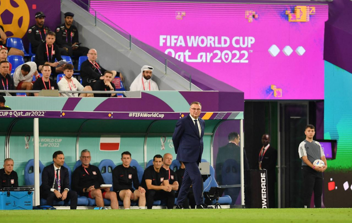 ޕޮލޭންޑު އަދި މެކްސިކޯ ބައްދަލުކުރި މެޗުގެ ތެރެއިން، ޕޮލޭންޑުގެ ބެންޗުގައި ކޯޗު: ފޮޓޯ - ރޮއިޓާސް  