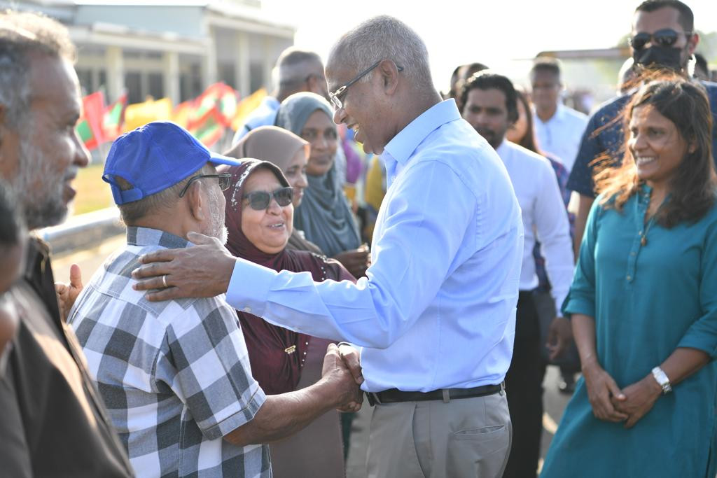 ރައީސް ސާލިހު ފުވައްމުލައް ސިޓީއަށް ވަޑައިގަތުމުން އެމަނިކުފާނަށް އާންމުން މަރުހަބާ ދަންނަވަނީ