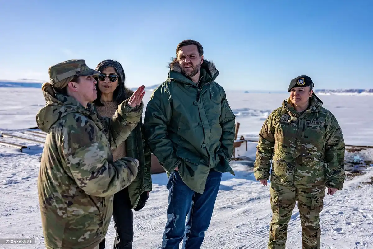 އެމެރިކާގެ ނައިބު ރައީސް ޖޭޑީ ވޭންސް އާއި ސެކަންޑް ލޭޑީ އުޝާ ވޭންސް ކާނަލް ސޫޒަން މޭޔަރސް (ވ) އާއެކު އެމެރިކާގެ އަސްކަރިއްޔާގެ ޕިޓޫފިކް ސްޕޭސް ބޭސް ހުންނަ ގްރީންލޭންޑްގެ ޕިޓޫފިކް ގައި - މާޗް 28، 2025.